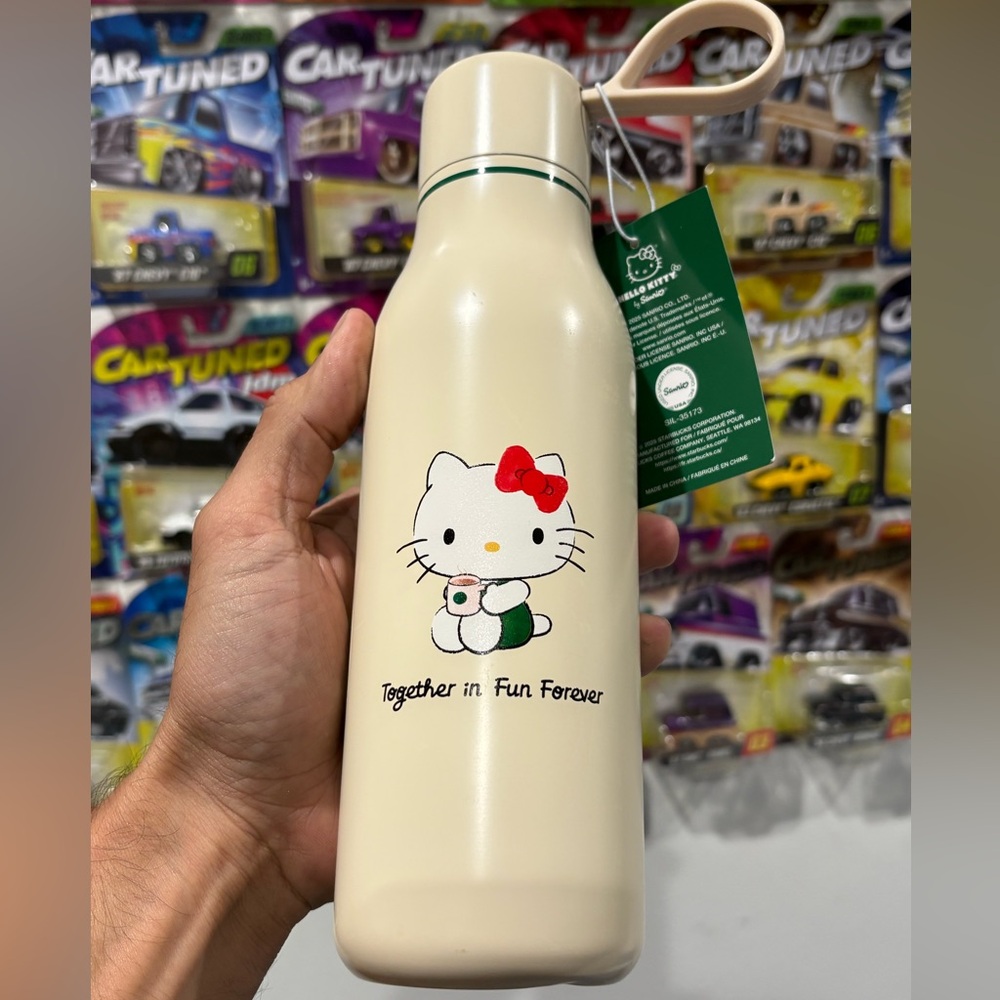 Hello kitty x Starbucks 20 oz Tumbler bottle